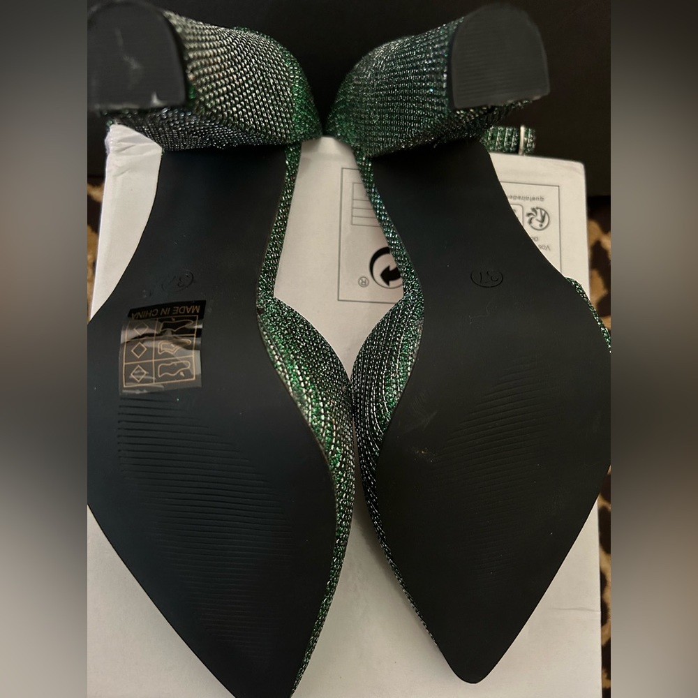 Women emerald green squar heel never worn size 7. - Picture 2 of 3